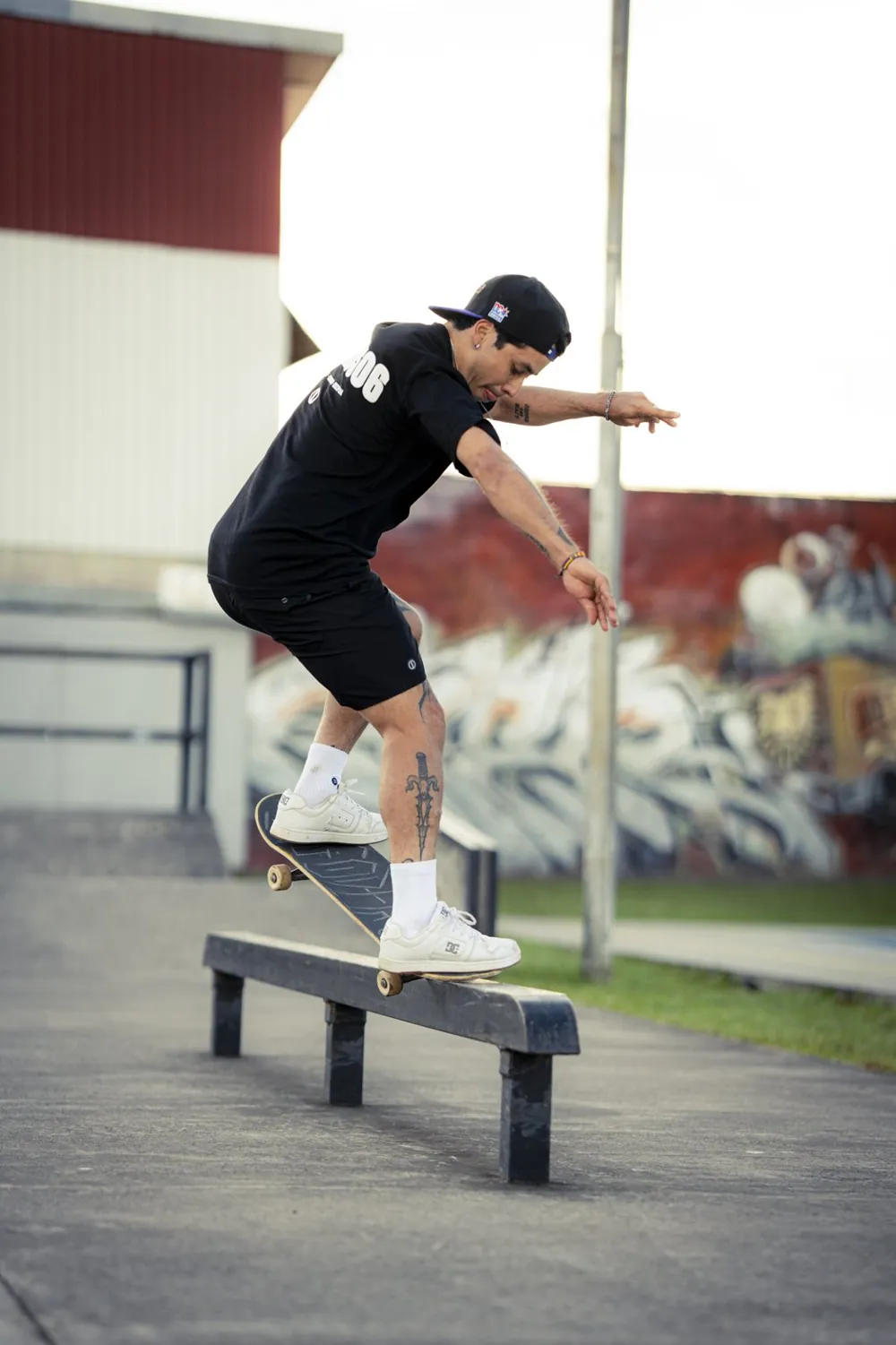Skater en un skatepark con camiseta y short inside506